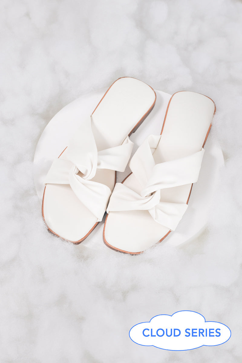 Jessa Cloud Sliders in Milk