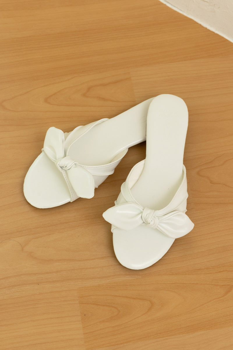 Novalie Knotted Sliders in White'