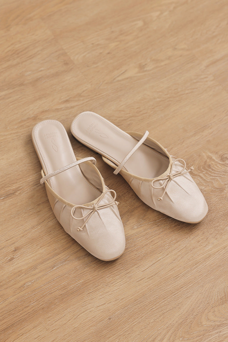 Vetta Bow Slip-On Mule in Cream