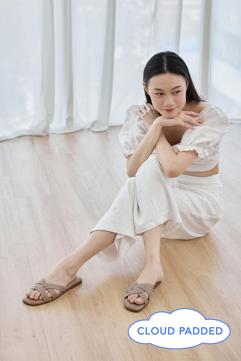 Yuna Interlocking Cloud Sliders in Taupe