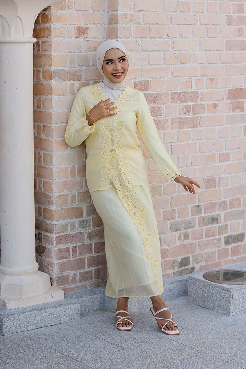 Zerina Toe-ring Strappy Sliders in Cream