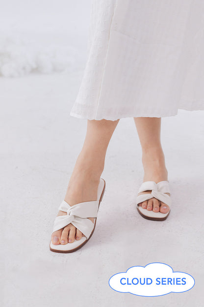 Jessa Cloud Sliders in Milk