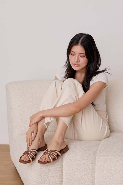 Jolie Contrast Interlocking Sliders in Dark Brown