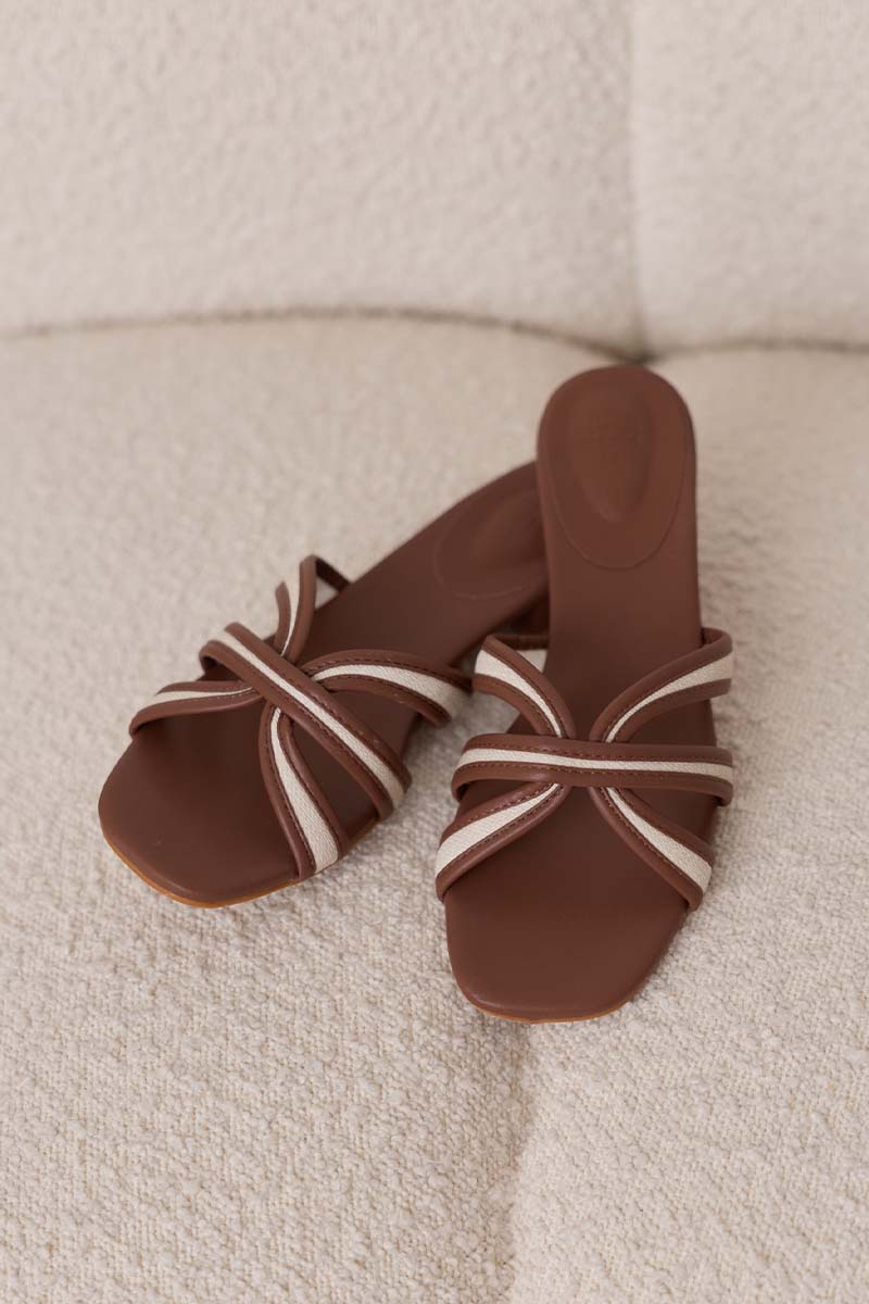 Jolie Contrast Interlocking Sliders in Dark Brown