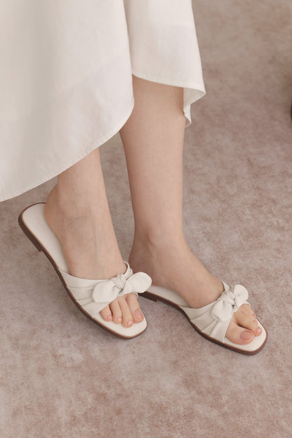 Soren Bow Sliders in Cream