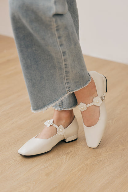 Sorrel Floral Cut out Maryjane Flats in Cream