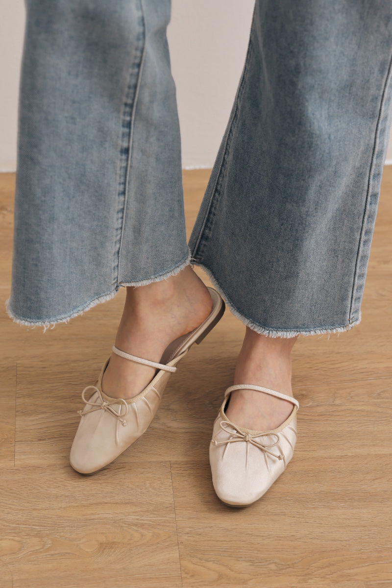 Vetta Bow Slip-On Mule in Cream
