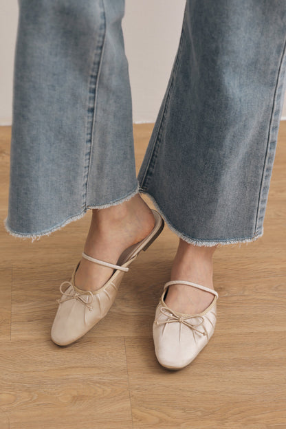 Vetta Bow Slip-On Mule in Cream