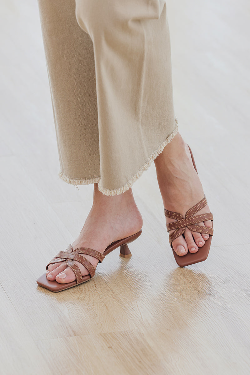 Vivelle Kitten Heels in Tan