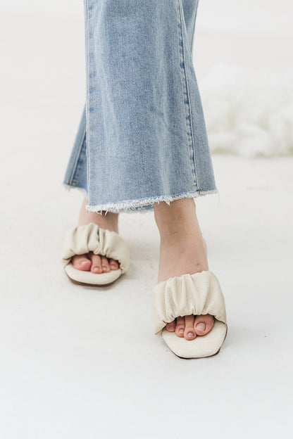 Willow Cloud Sliders in Waterproof Linen