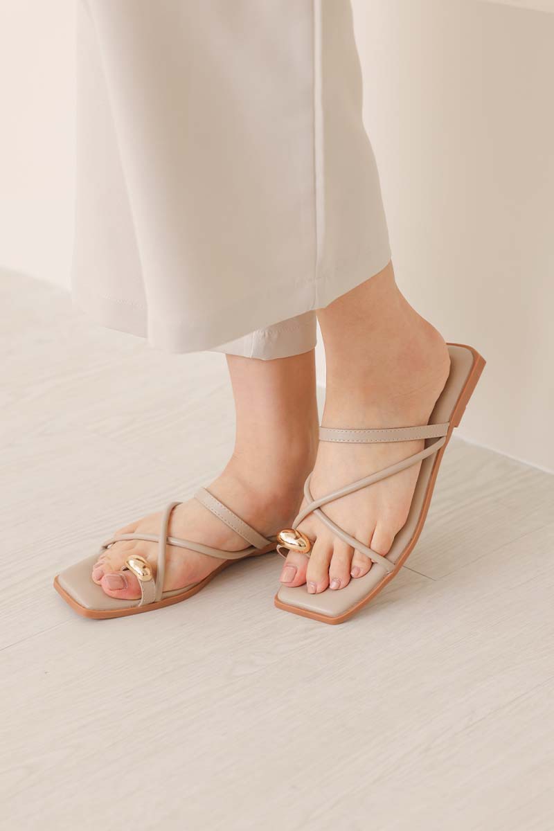 Zerina Toe-ring Strappy Sliders in Light Taupe
