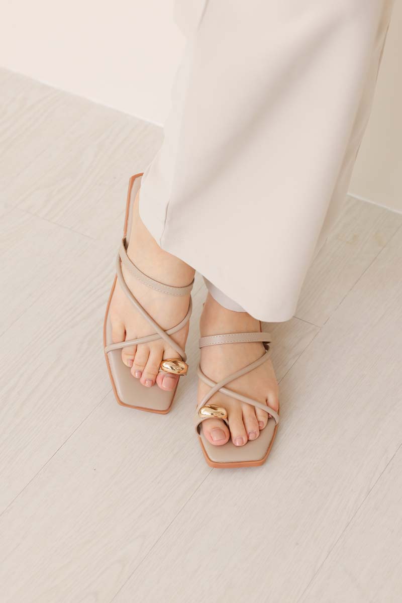Zerina Toe-ring Strappy Sliders in Light Taupe