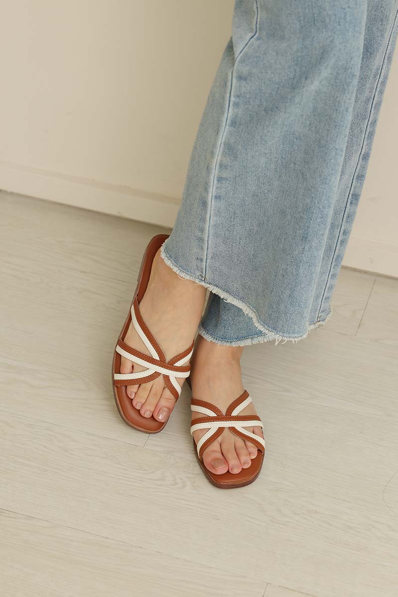Nori Cloud Contrast Sliders in Cream/Tan