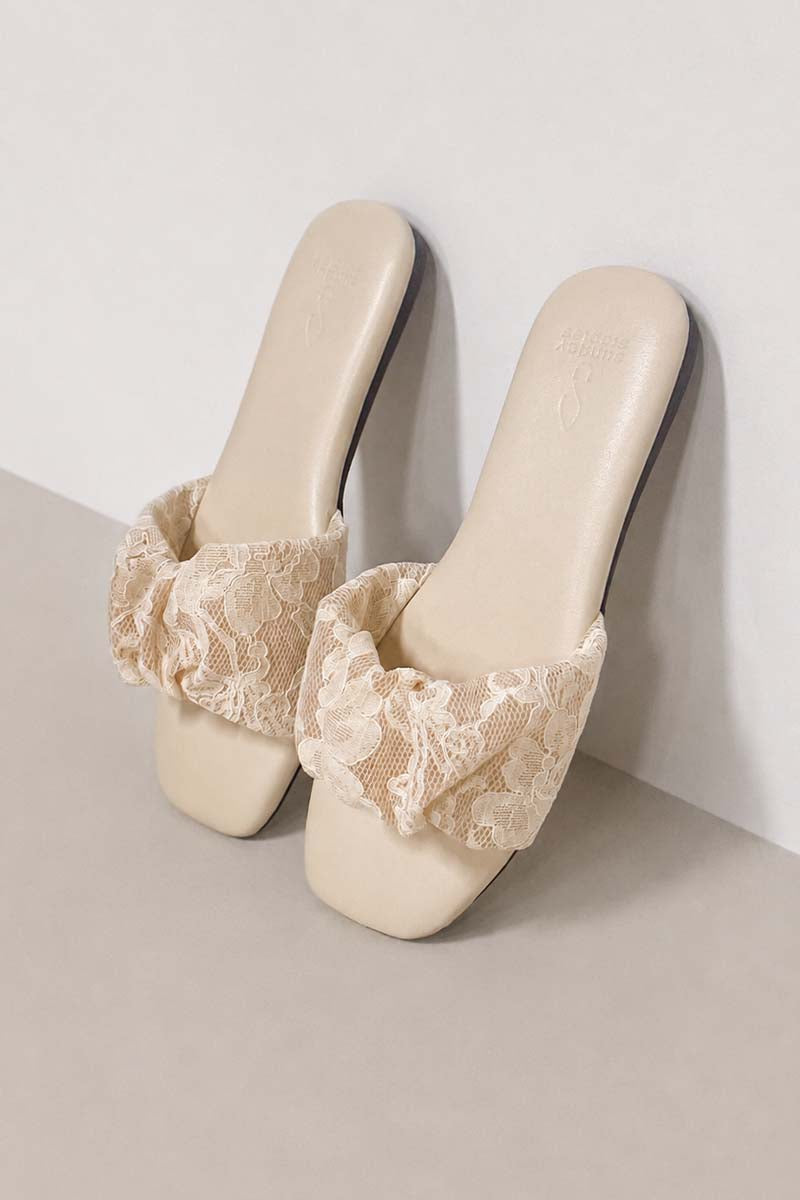[PRE-ORDER] Willow Cloud Sliders in Cream Lace