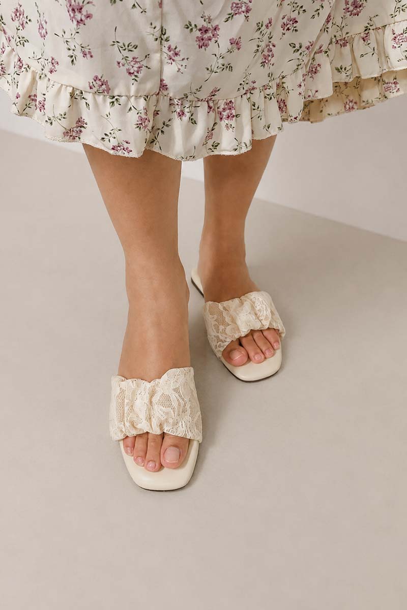 [PRE-ORDER] Willow Cloud Sliders in Cream Lace